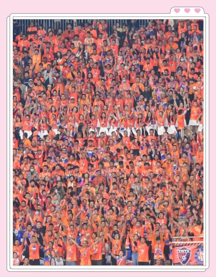 精彩绝伦的足球比拼，球迷热情高涨的简单介绍